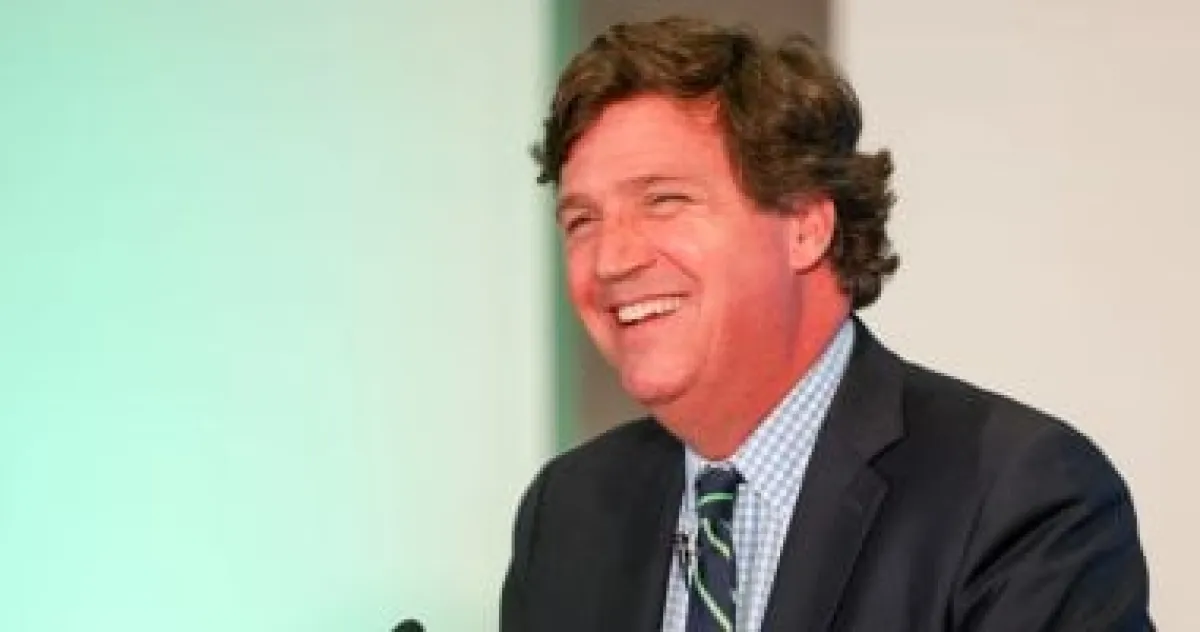 تاكر كارلسون وفريقه يتعرضان للاحتجاز والمصادرة في إسرائيل عقب مقابلة السفير