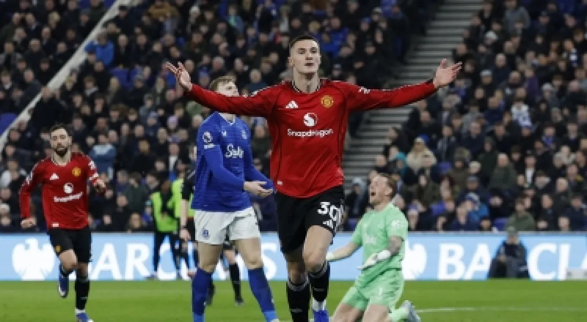 يونايتد يخطف فوزاً قاتلاً من إيفرتون ويصعد للمركز الرابع