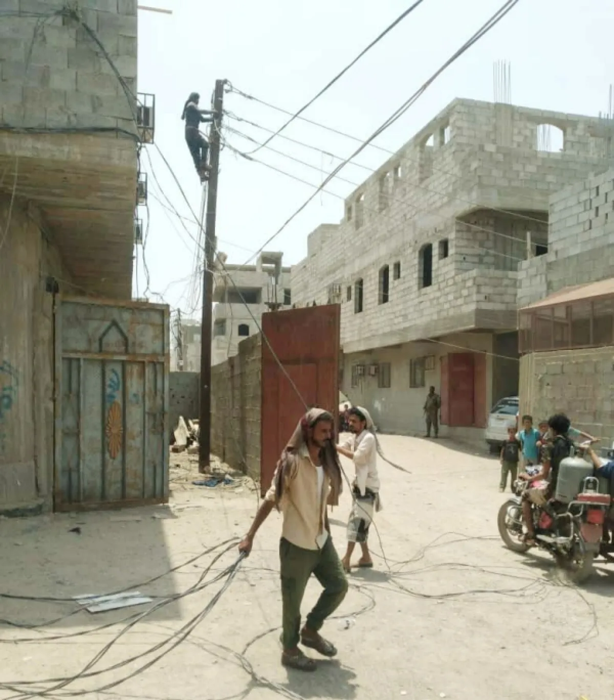 حملات لضبط الربط العشوائي للكهرباء في عدن تهدف لحماية الشبكات المتعثرة