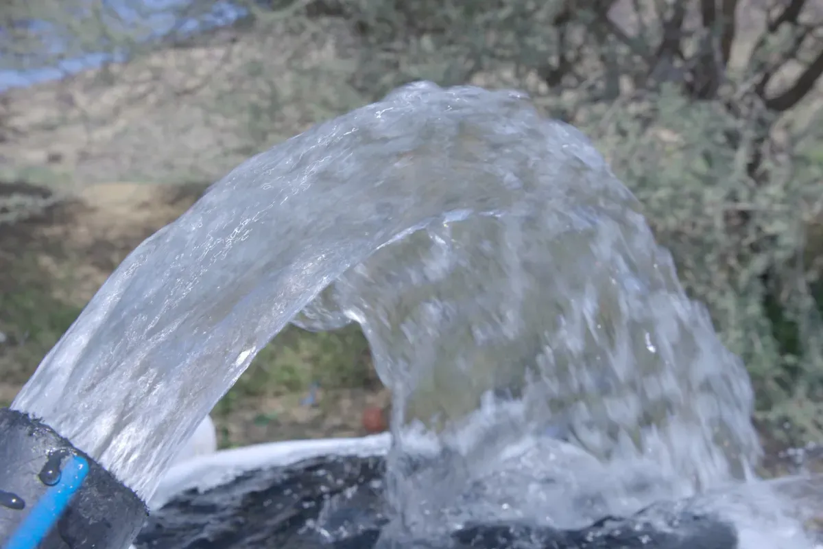 خلية المقاومة الوطنية تنفذ مشروع مياه متكامل لقرية الأغبرة في لحج