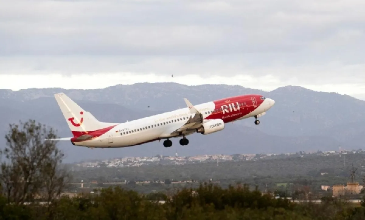 تصاعد التوترات الجيوسياسية يهوي بأسهم قطاع السفر وتعطل الملاحة الجوية