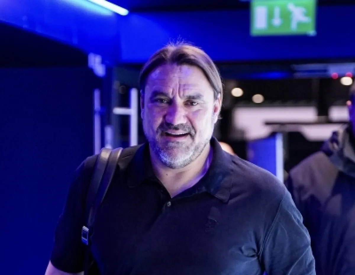 ليدز يونايتد: إيقاف وغرامة لمدرب الفريق دانييل فاركه بعد مشادة مع الحكام