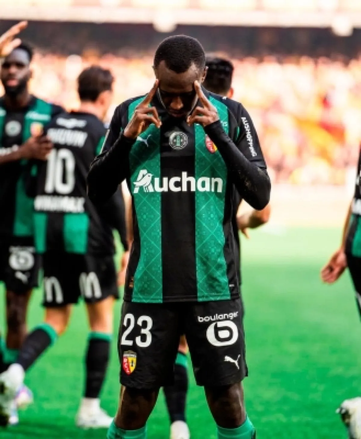 سعود عبدالحميد يحتفل بأول أهدافه في الدوري الفرنسي مع لانس