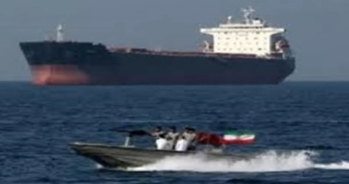إصابة سفينة حاويات بمقذوف قرب مضيق هرمز.. والحماية البحرية البريطانية تحذر