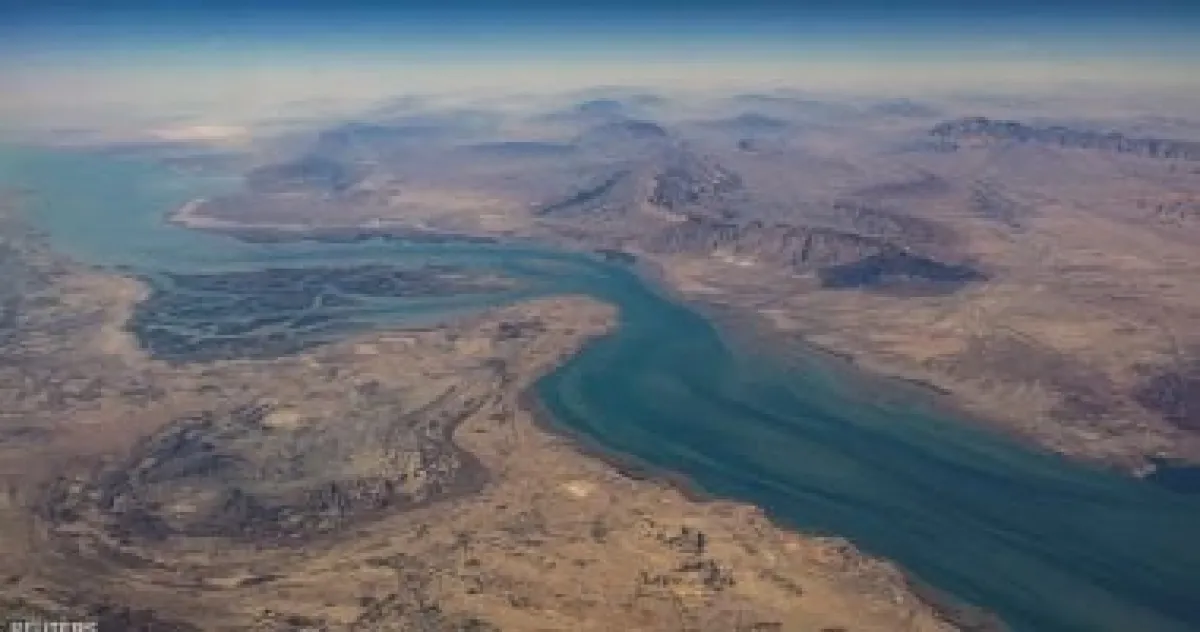 هجمات متتالية على سفن تجارية في مضيق هرمز: إصابات وحرائق