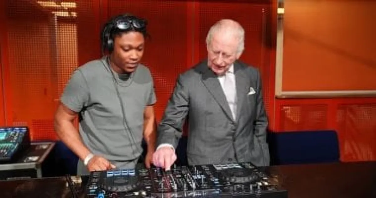 الملك تشارلز يجرب مهارات تنسيق الموسيقى "دي جي" في مانشستر