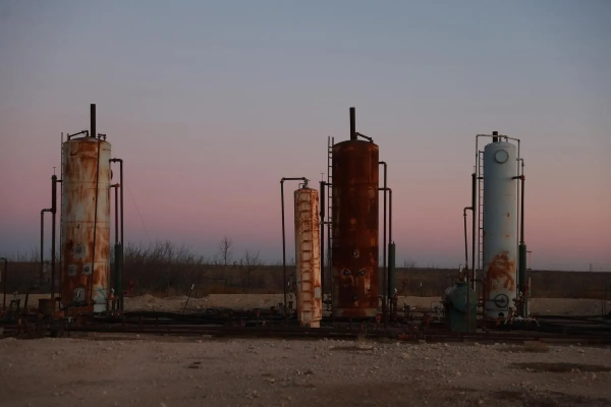 النفط الأمريكي يتجه لأول خسارة أسبوعية وسط مساعٍ لزيادة الإمدادات وتأمين الملاحة