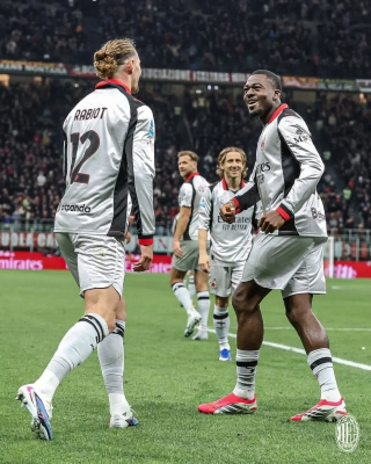 ميلان يسحق تورينو بثلاثية مثيرة في الدوري الإيطالي