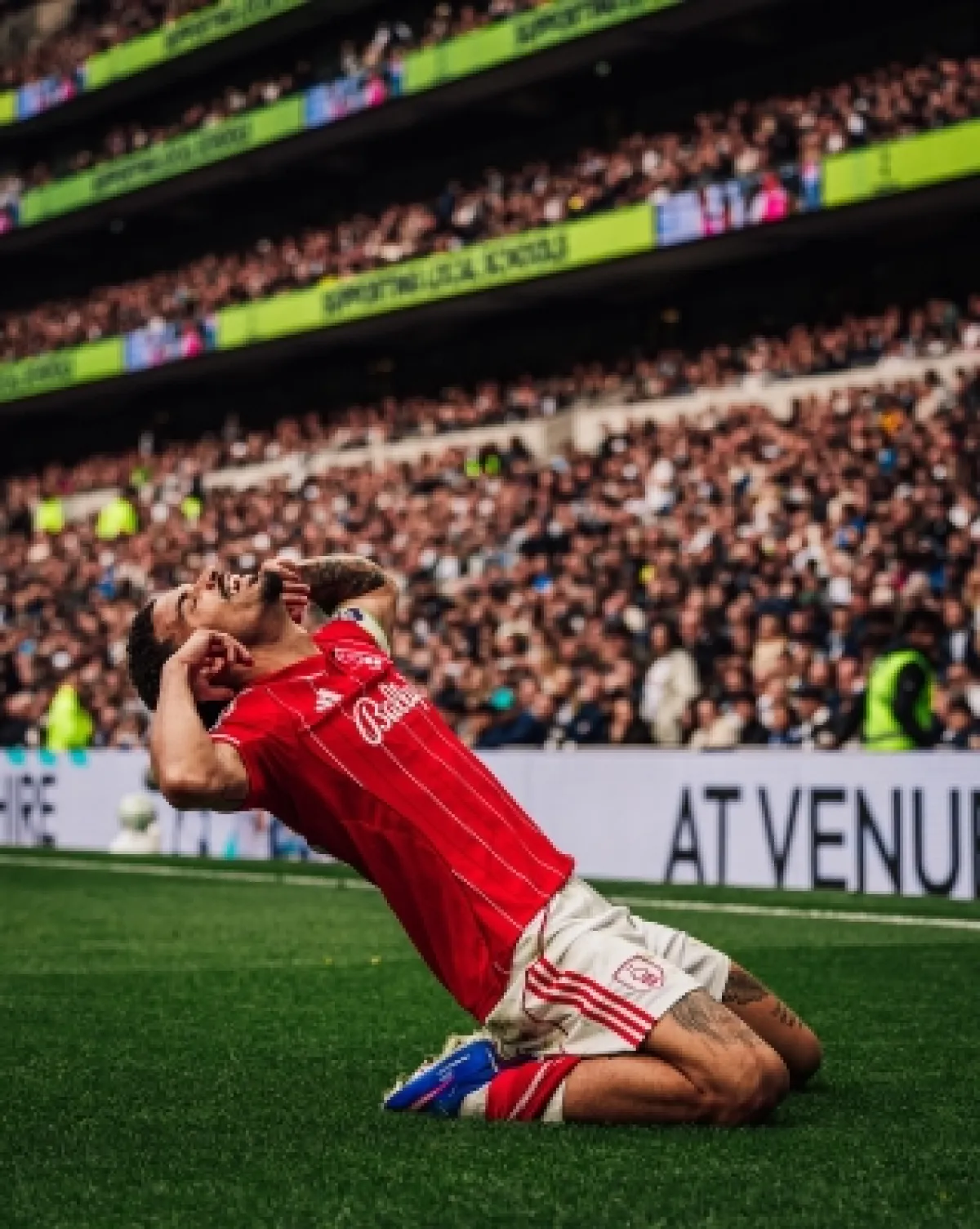 فورست يسحق توتنهام بثلاثية ويتجاوزه في سباق تفادي الهبوط بالدوري الإنجليزي