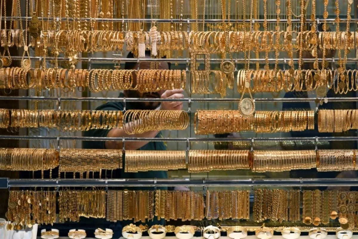 ارتفاع مؤقت للذهب وسط توقعات بأسوأ أداء شهري منذ 17 عاماً