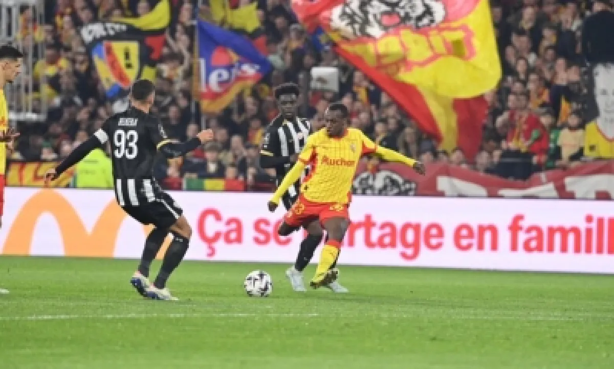 سعود عبدالحميد يضرب بقوة: هدف عالمي يقود لانس للفوز بالدوري الفرنسي