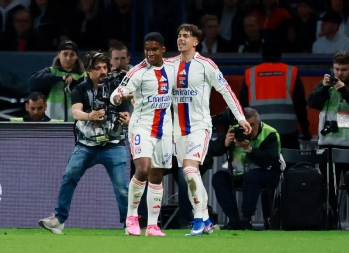 ليون يفجر مفاجأة ويهزم باريس سان جيرمان في الدوري الفرنسي