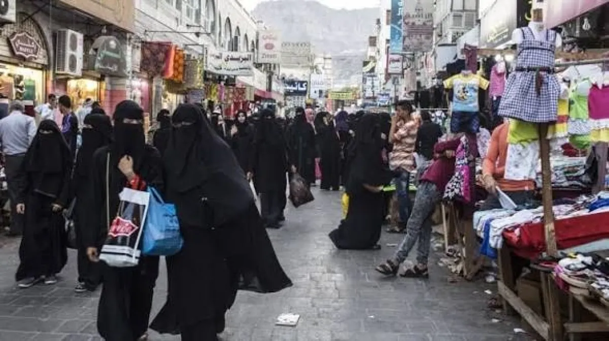 تحرير الدولار الجمركي يربك الأسواق اليمنية قبيل العيد