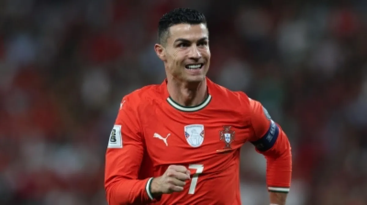 نجوم فوق الأربعين: أساطير كأس العالم يواصلون التألق