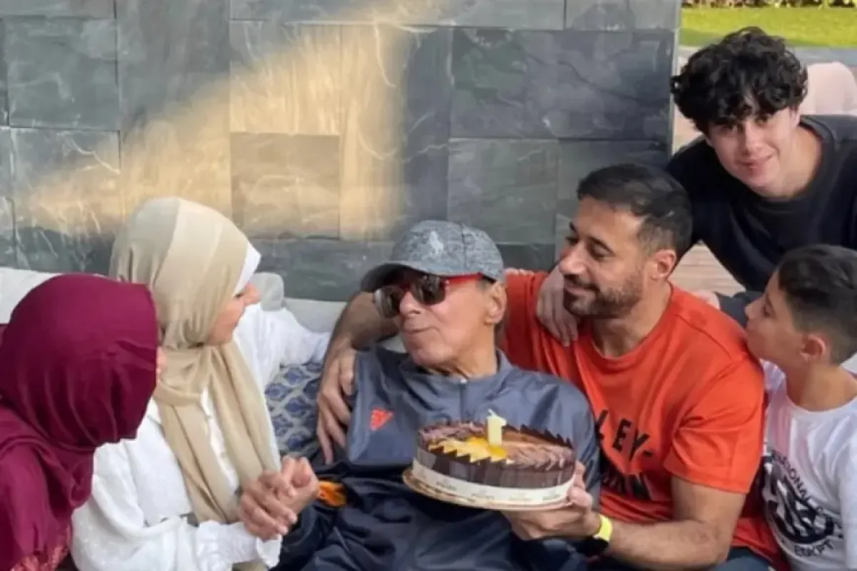 أحمد السعدني يشارك صورة مؤثرة لوالده الفنان صلاح السعدني في عيد ميلاده الأخير