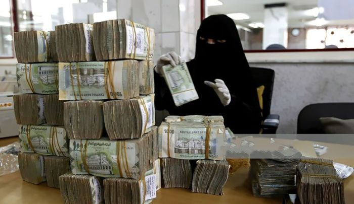 الحوثيون يصعّدون الحرب الاقتصادية بتجميد وحظر الحسابات البنكية في مناطق سيطرتهم