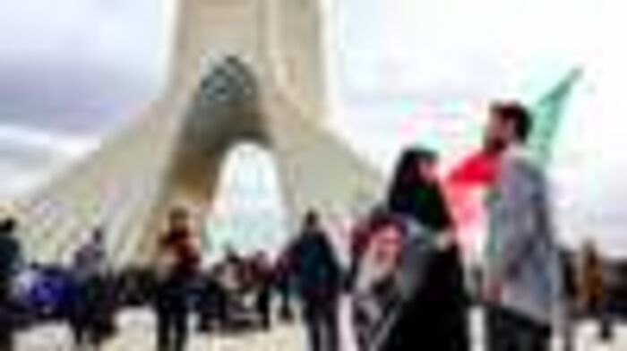 فيديو.. زلة لسان مراسل تطيح بمدير في قناة إيرانية